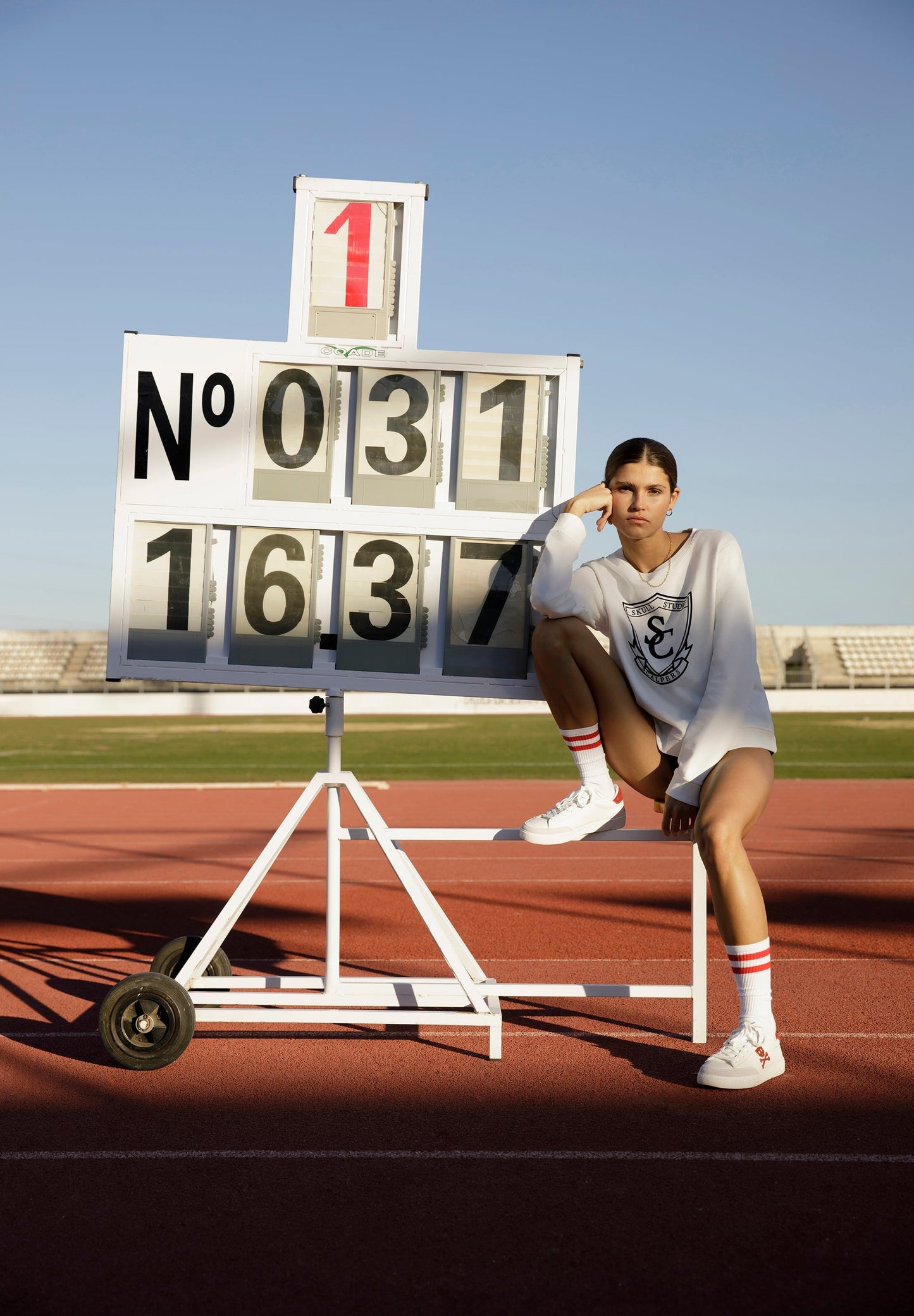 SNEAKERS BAJAS CALAVERA CONTRASTE