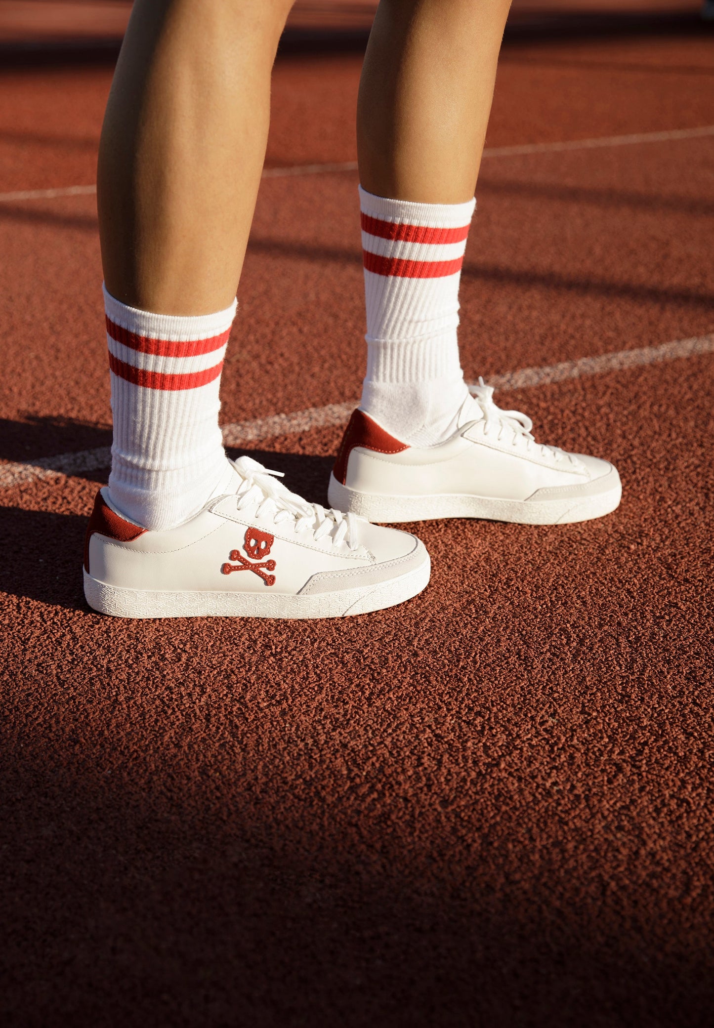 SNEAKERS BAJAS CALAVERA CONTRASTE