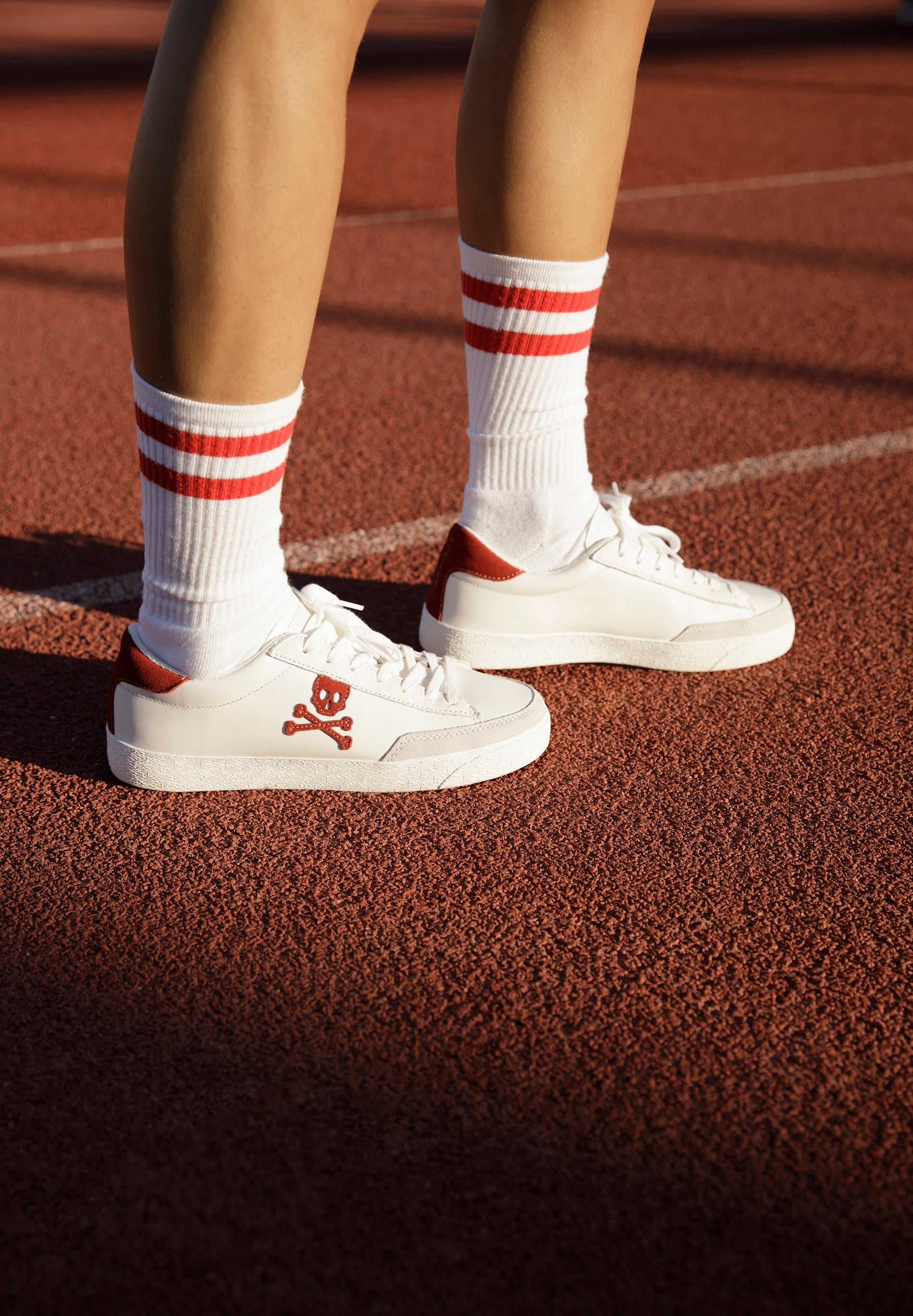 SNEAKERS BAJAS CALAVERA CONTRASTE