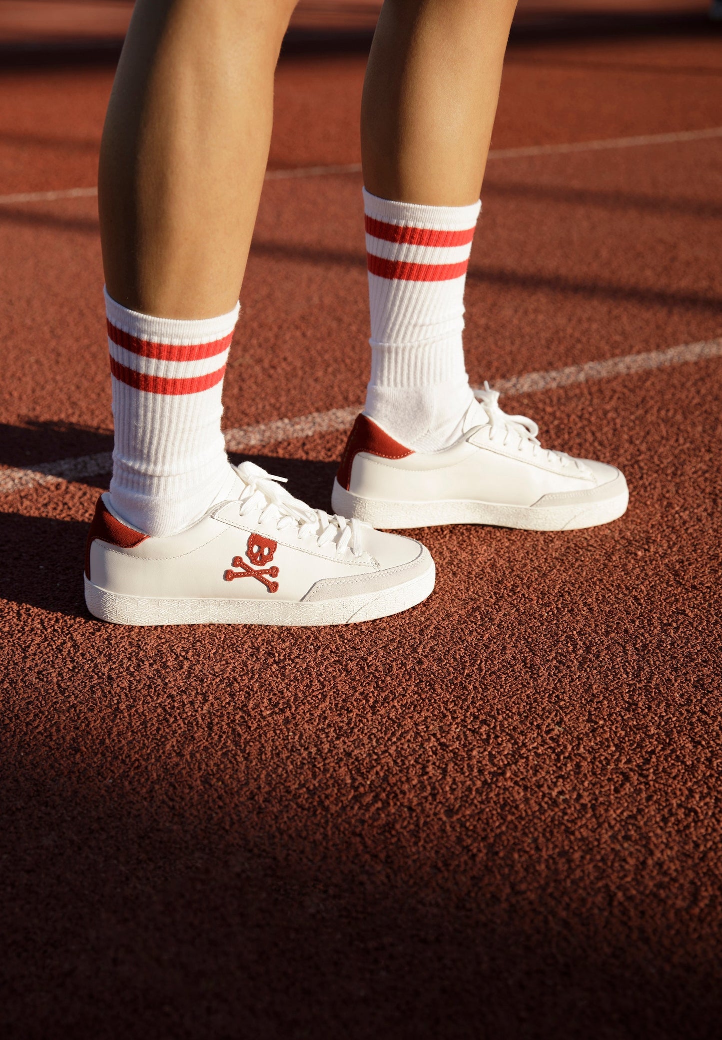 SNEAKERS BAJAS CALAVERA CONTRASTE