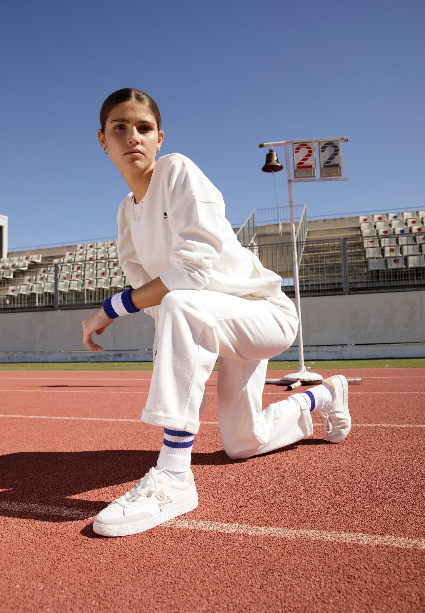 SNEAKERS BAJAS CALAVERA CONTRASTE