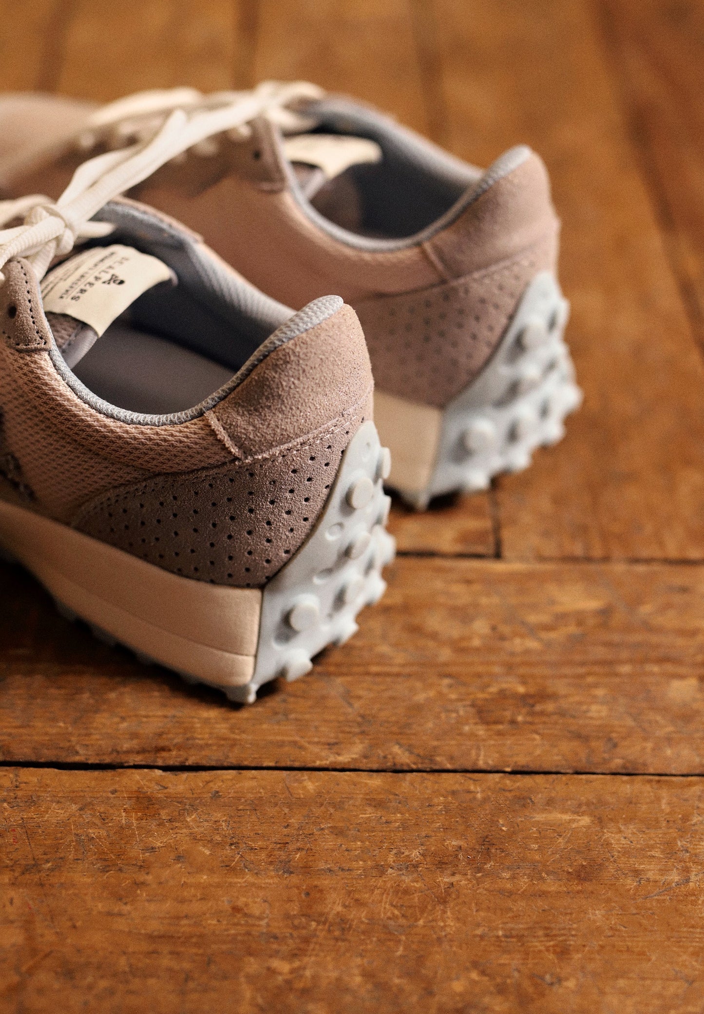 SNEAKERS CALAVERA SUELA DENTADA