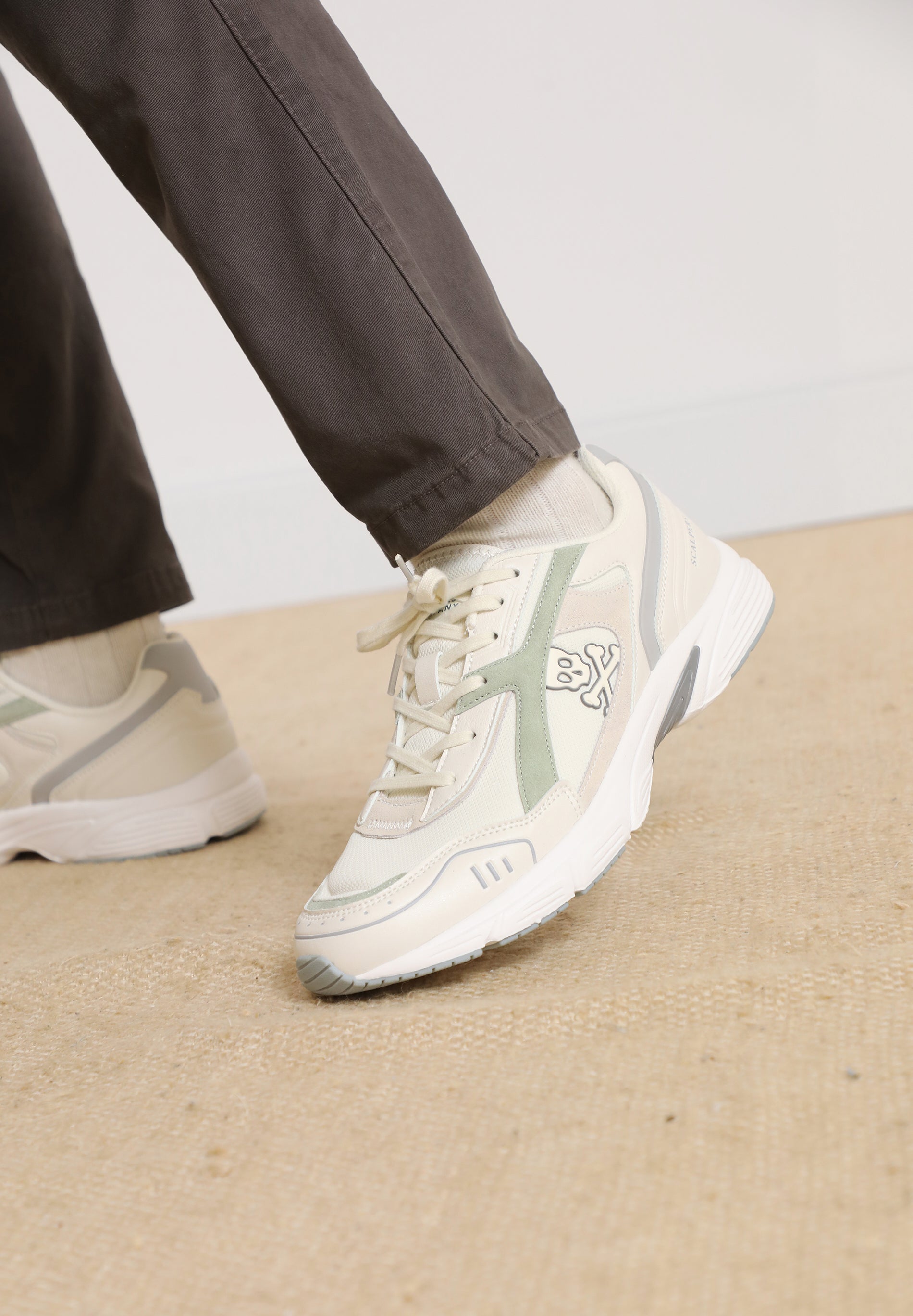 SNEAKERS LIGERAS PATCH CALAVERA