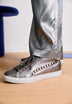 SNEAKERS ALTAS METALIZADAS TACHUELAS