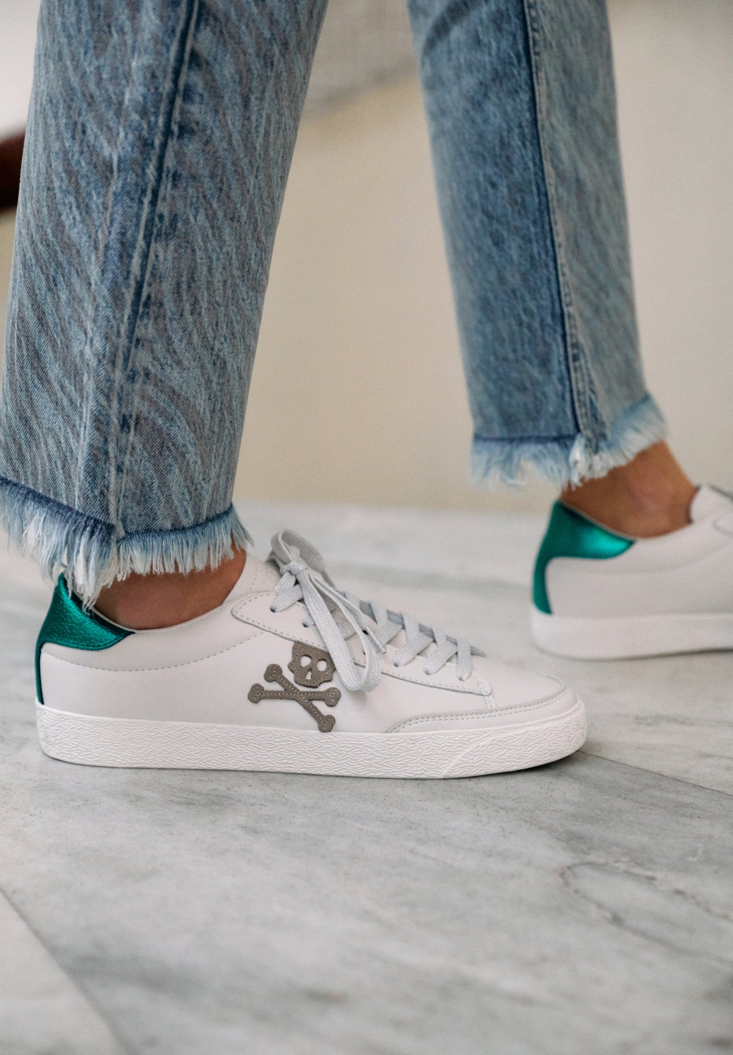 SNEAKERS BAJAS DETALLE METALIZADO